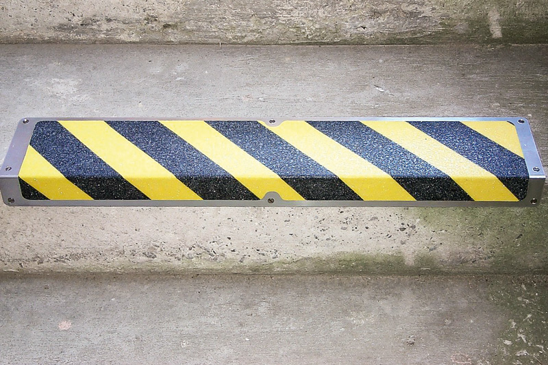 Antislip trappaneel in aluminium "Gevaar"