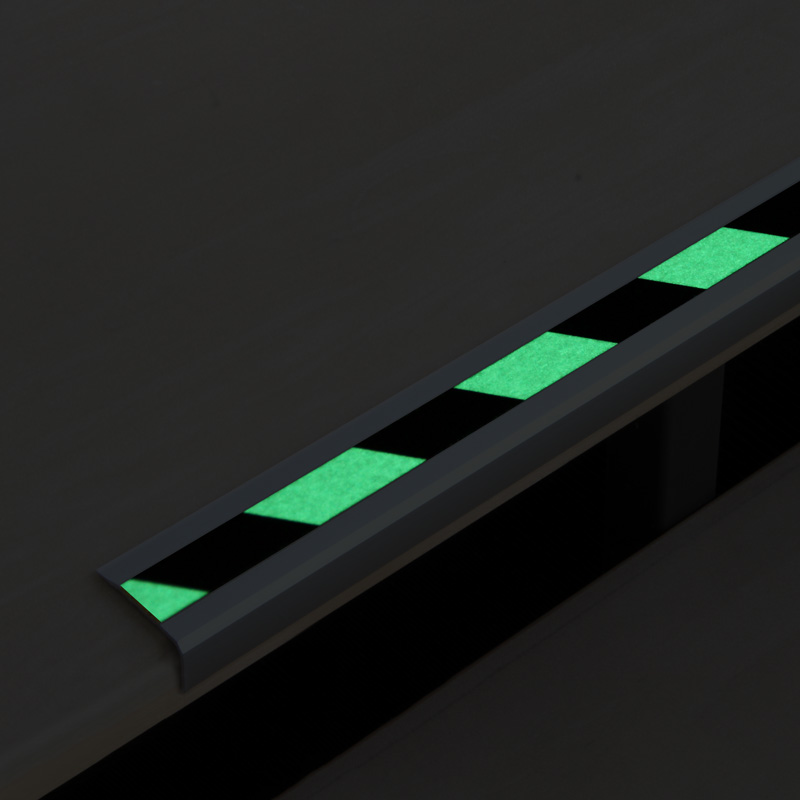 Antislip aluminium trapneus "Glow-in-the-dark/Gevaar"