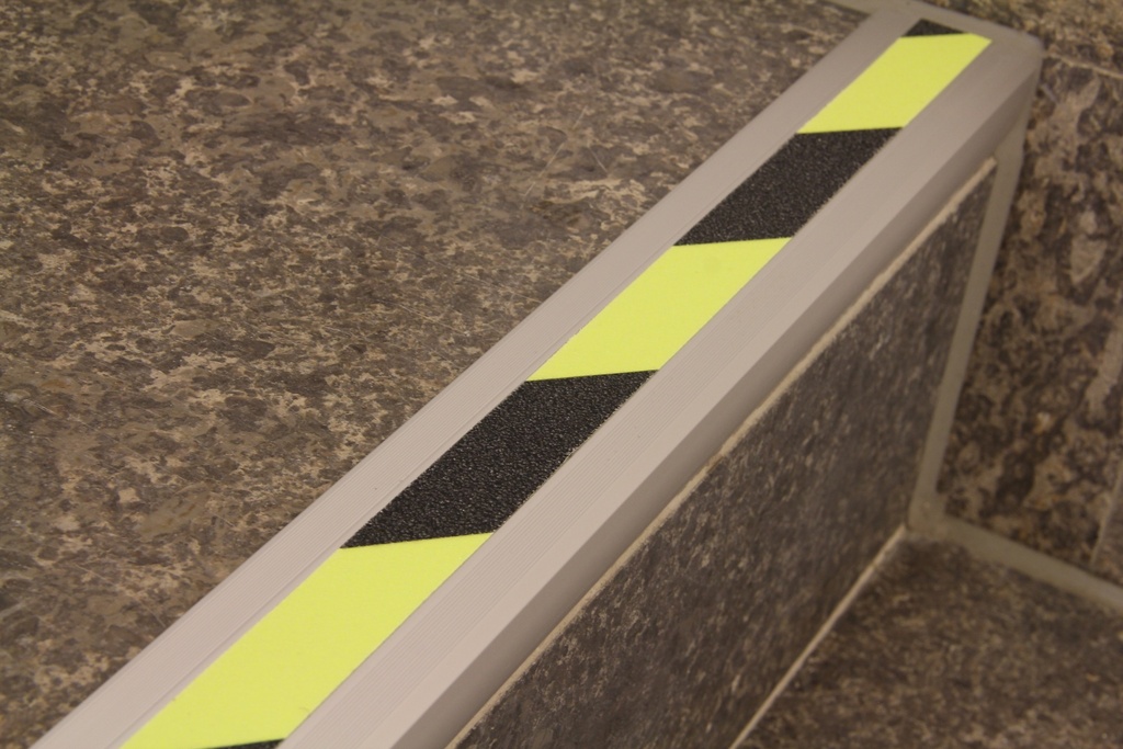 Nez de marche antidérapant en aluminium "Fluo"