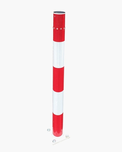 Stalen paal met LED-verlichting op zonne-energie